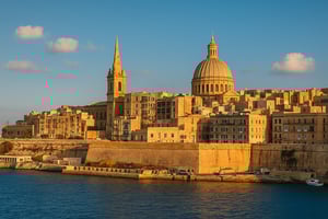 Valletta şehrinin tarihi silueti ve Akdeniz’e bakan sarı taş binalar, Malta’da dil eğitimi almak isteyenler için huzurlu bir ada manzarası sunuyor.